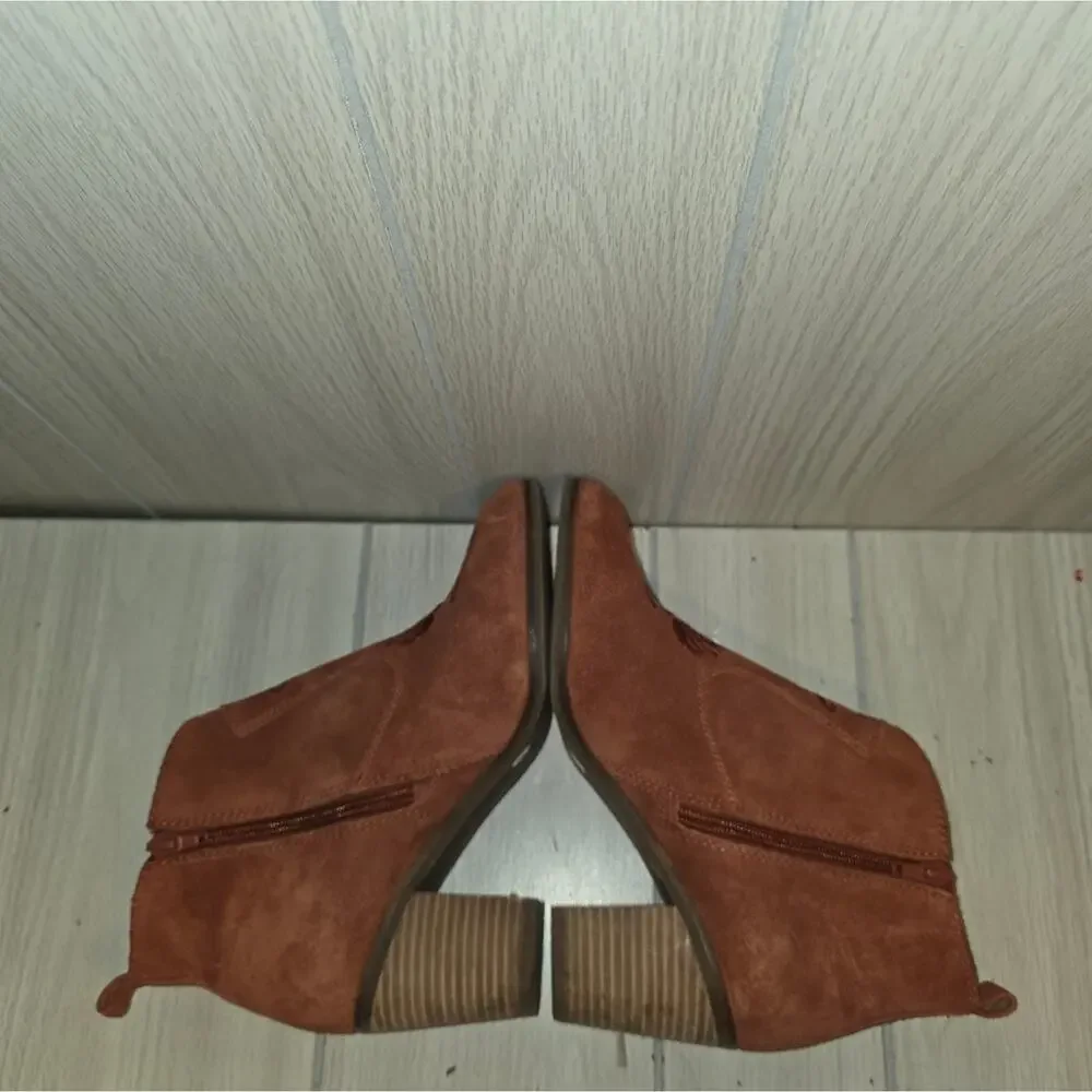 Lucky Brand Womens Floral Embroidered Suede Leather Boots Sz 8 Stacked Heel Rust